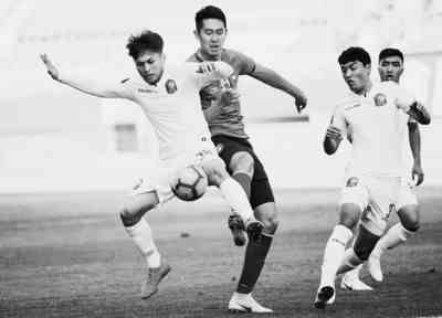 新疆雪豹纳欢队球员迪力依米提（左一）在比赛中防守陕西大秦之水队球员逄志泉。新华社